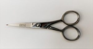 Tijera profesional barba y bigote 4,5 disprof